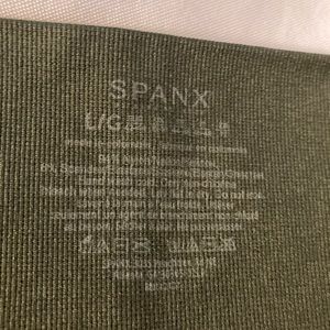 SPANX  look at me leggings ladies size large in camouflage